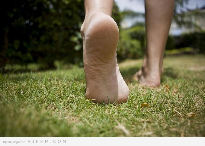 أهمية المشي باقدام عارية