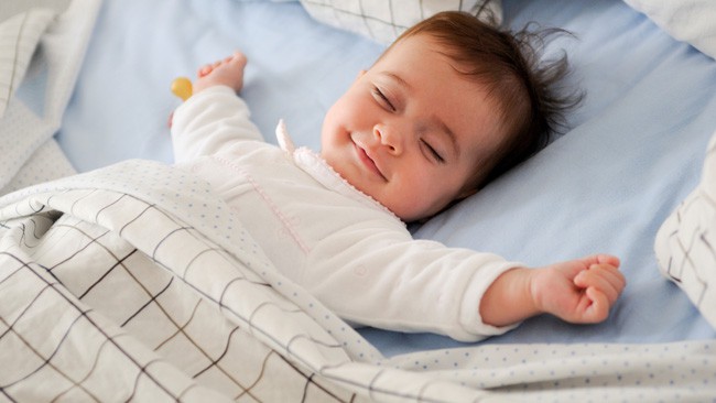 عدد ساعات نوم الطفل حسب عمره