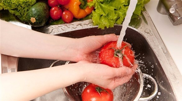 لترشيد استهلاك الماء عند غسل الخضروات يفضل غسلها تحت الماء الجاري