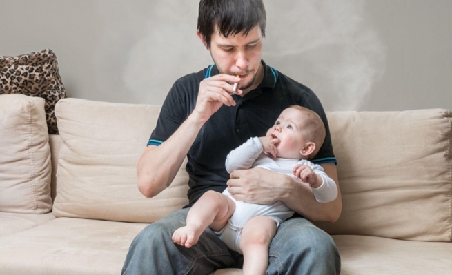 صورة تدخين الأب عن الأطفال