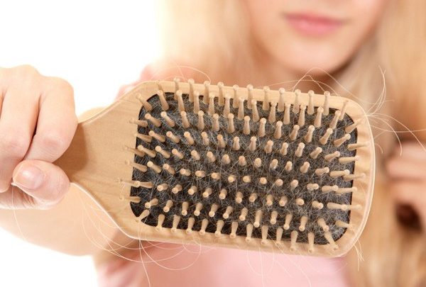 الطريقة الصحيحة لتنظيف فرشاة الشعر