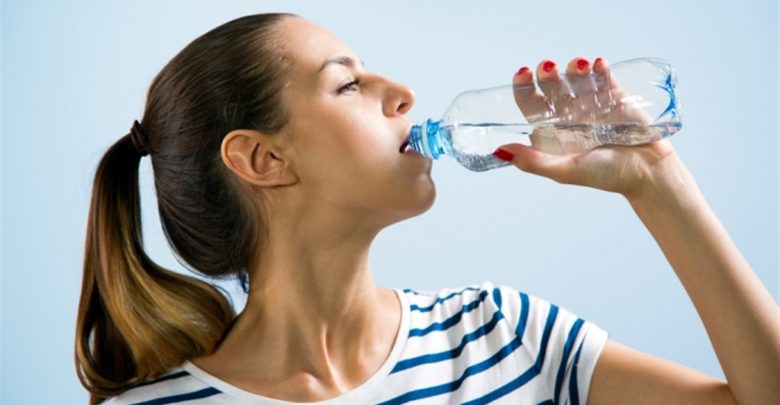 فوائد شرب الماء على الريق لصحة الجسم