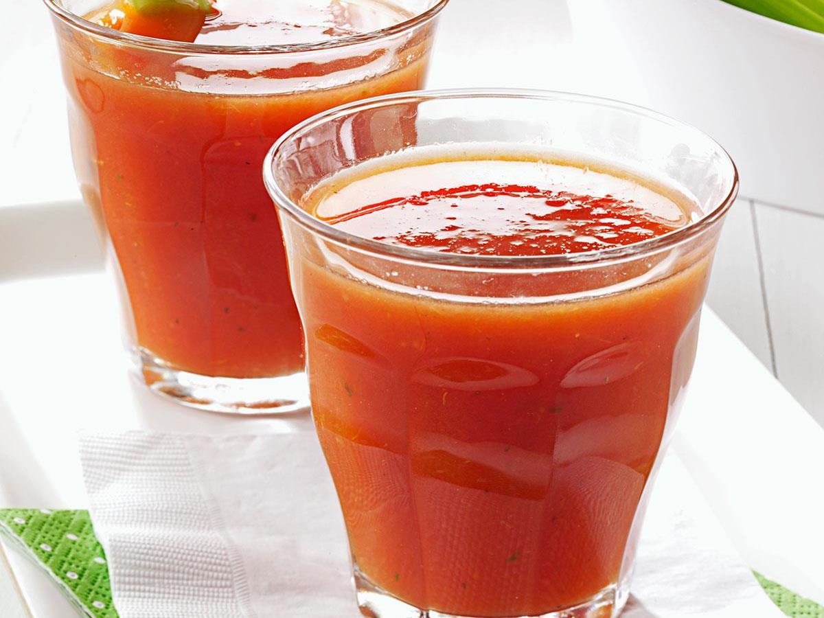 Приготовление томатного сока на зиму. Томатный сок. Томатный смузи. Фруктовый коктейль помидоры. Стакан томатного сока.