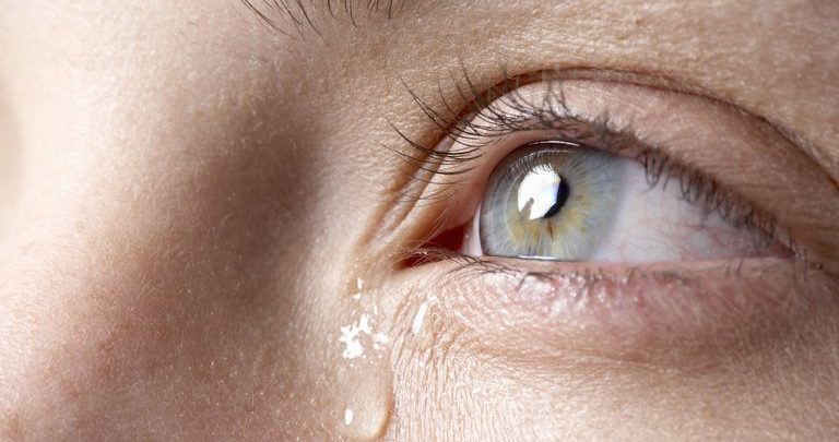 علاج دموع العين