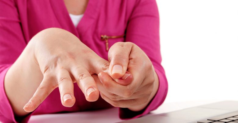 10 طرق فعالة لعلاج تنميل اليدين والقدمين