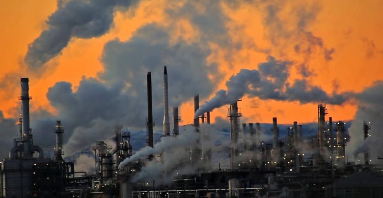 دخان المصانع الملوث للبيئة