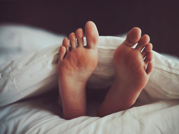 اسباب حرارة القدمين واليدين عند النوم للكبار والصغار