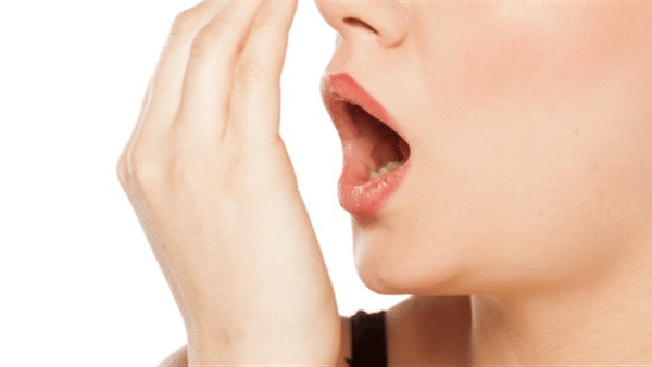 أسباب رائحة الفم وكيفية علاجها