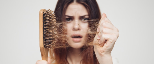 وصفات سهلة لمعالجة مشكلة تساقط الشعر بشكل سريع