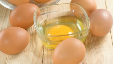البيض لازالة البقع الداكنة و النمش من الوجه .