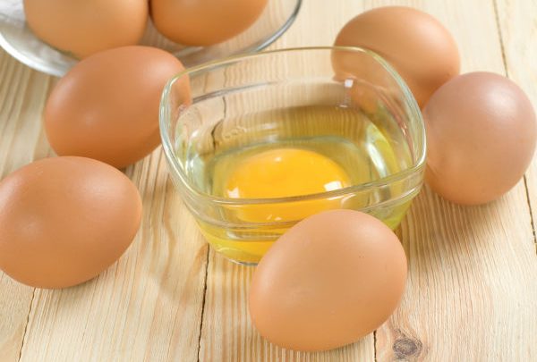 البيض لازالة البقع الداكنة و النمش من الوجه .