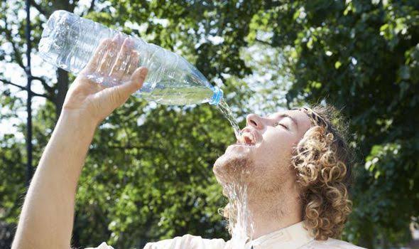 مقدار شرب الماء التي يحتاجها الجسم يختلف من شخص لأخر
