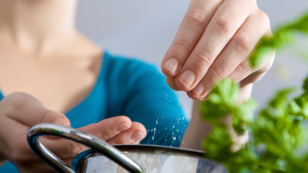 حيل سهلة للتخلص من الملح الزائد في الطعام