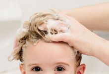 النصائح السهلة لغسل شعر طفلك