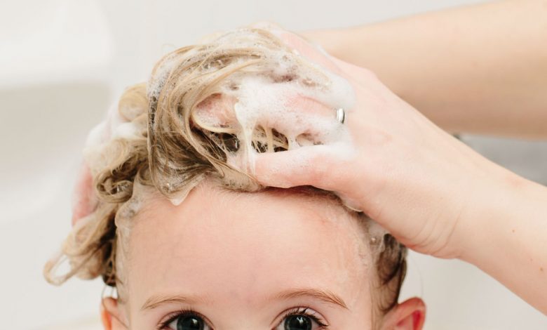 النصائح السهلة لغسل شعر طفلك
