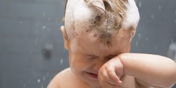 النصائح السهلة لغسل شعر طفلك 