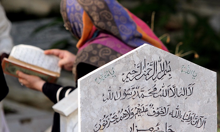 قراءة القرآن على الميت