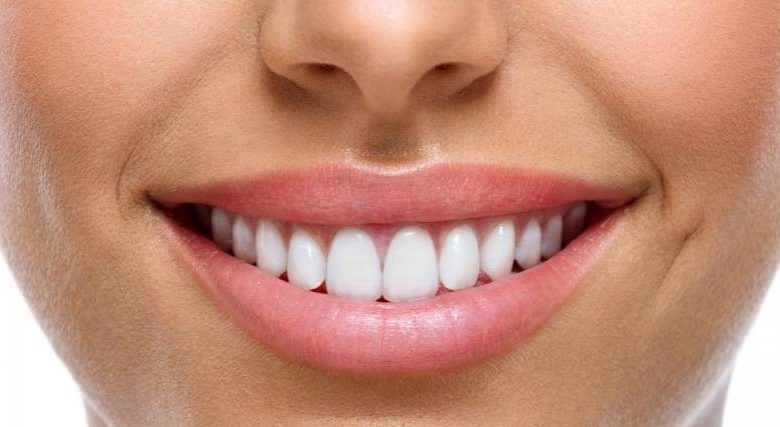 طريقة العناية بالأسنان بمكونات طبيعية فعالة