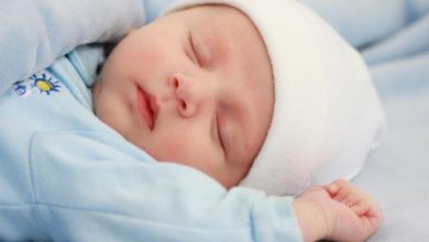 متى ينتظم نوم الطفل حديث الولادة