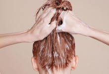 طريقة لتنعيم الشعر في البيت بوصفات سهلة