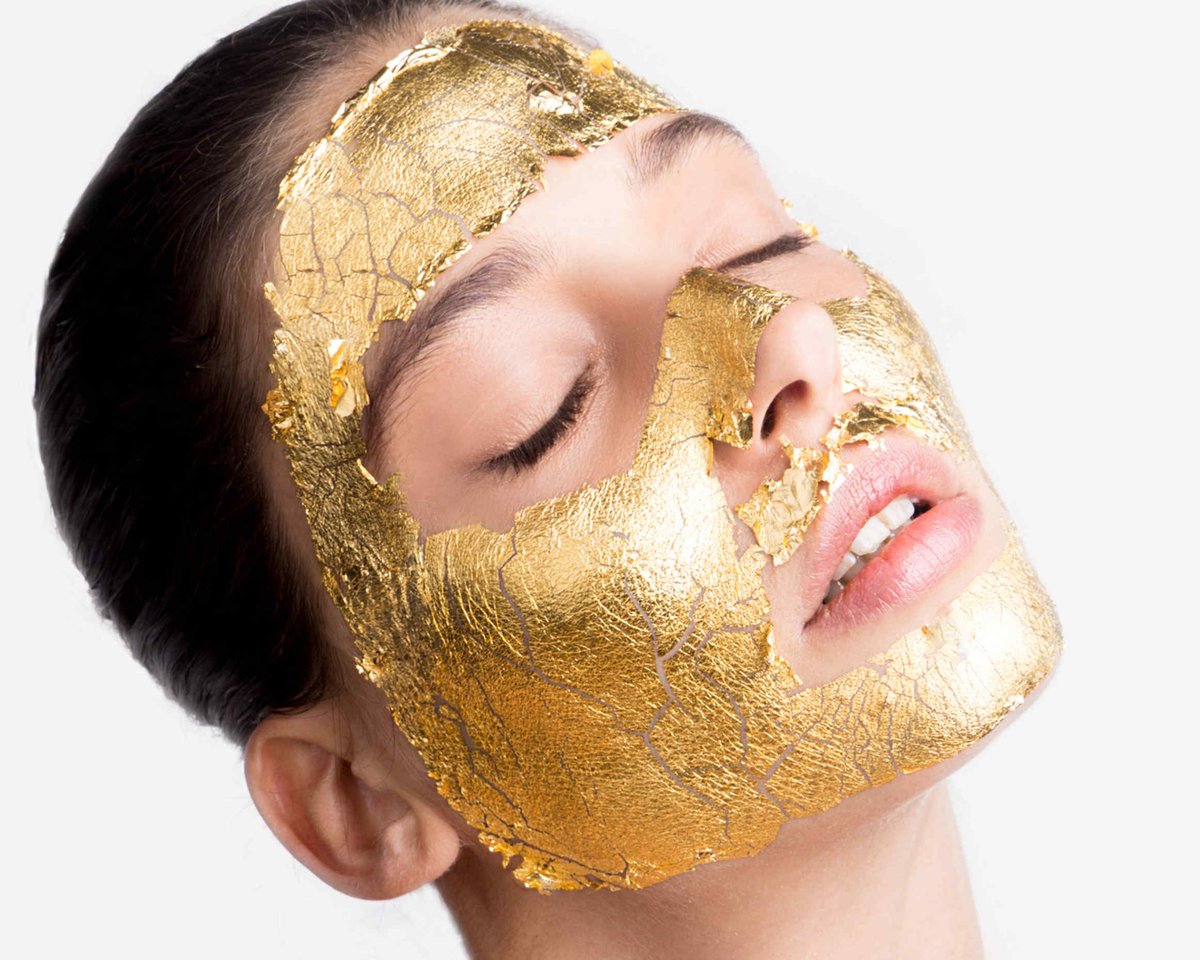 Какие маски были в 1. Маска Mimi Luzon. Маска для лица. Золотая маска для лица. Золотистая маска для лица.