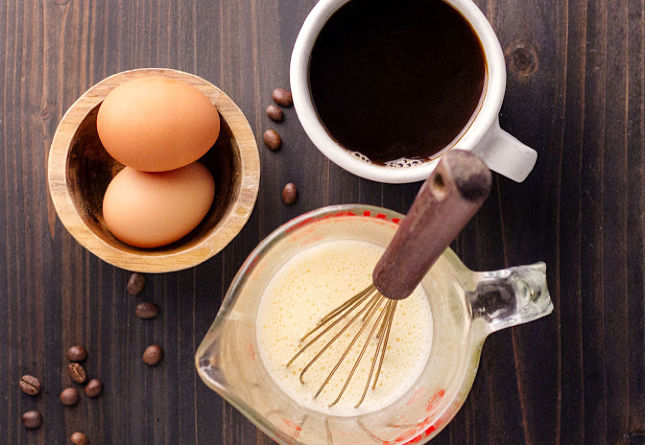 وصفة البيض والقهوة للشعر للحصول على شعر صحي وكثيف