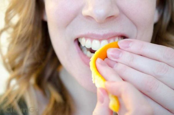 تبييض الاسنان بقشر البرتقال